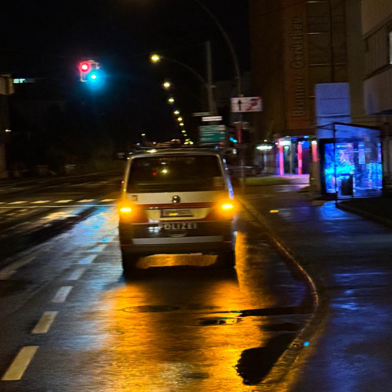Bregenz’de Hedef Berber Dükkanı: Cam Kırıldı, Polis Harekete Geçti ! Bregenz’de Hedef Berber Dükkanı: Cam Kırıldı, Polis Harekete Geçti !