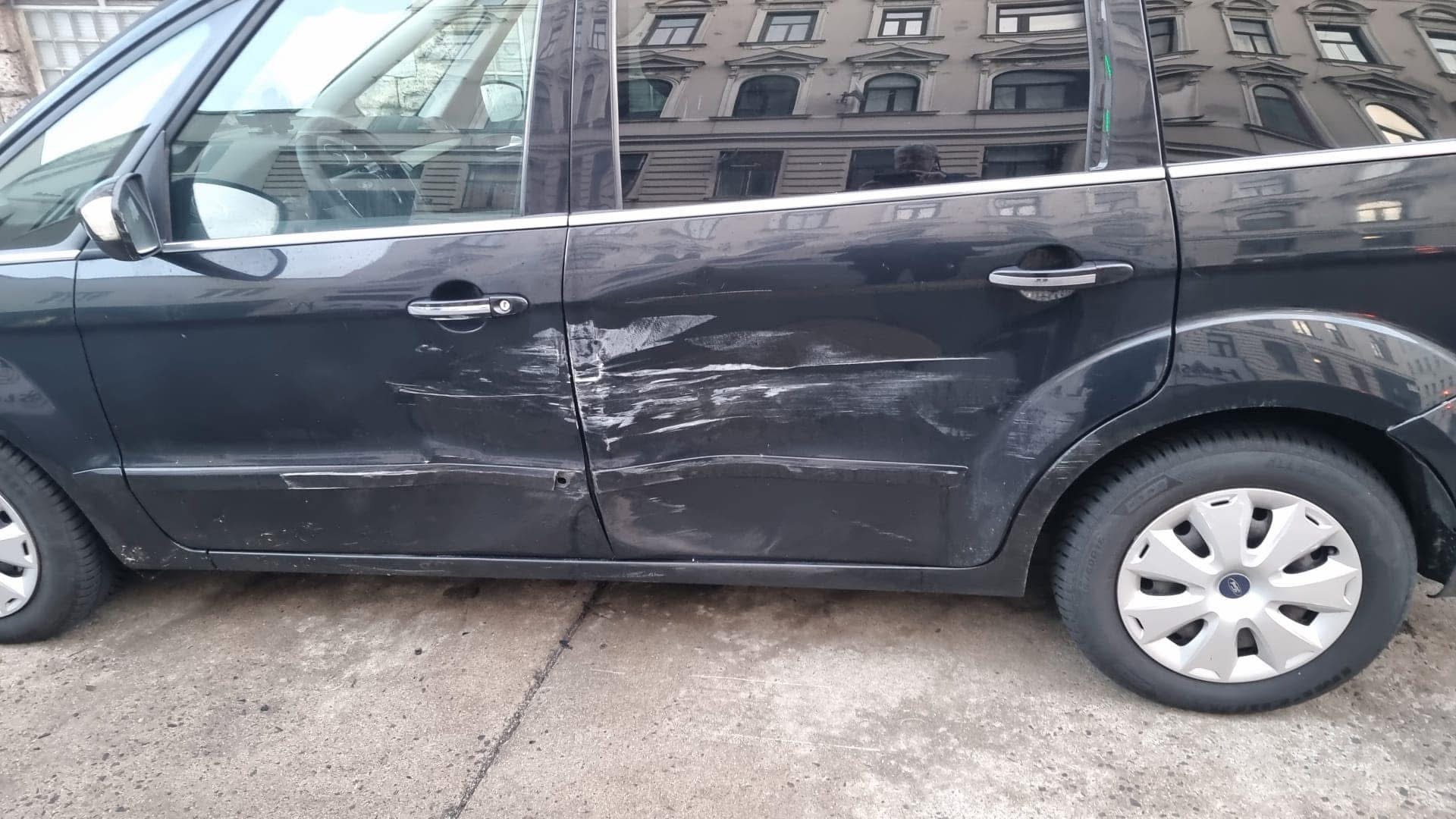 Viyana’da Park Halindeki Araca Çarpıp Kaçtılar