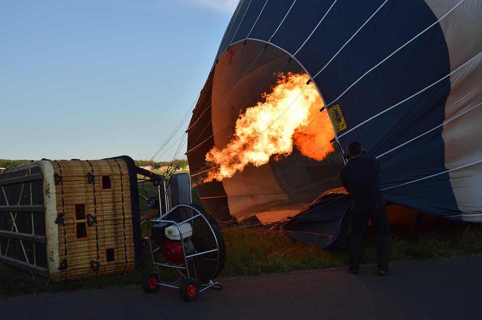 Sıcak hava balonu ağaçlara takıldı Mucizevi kurtuluş