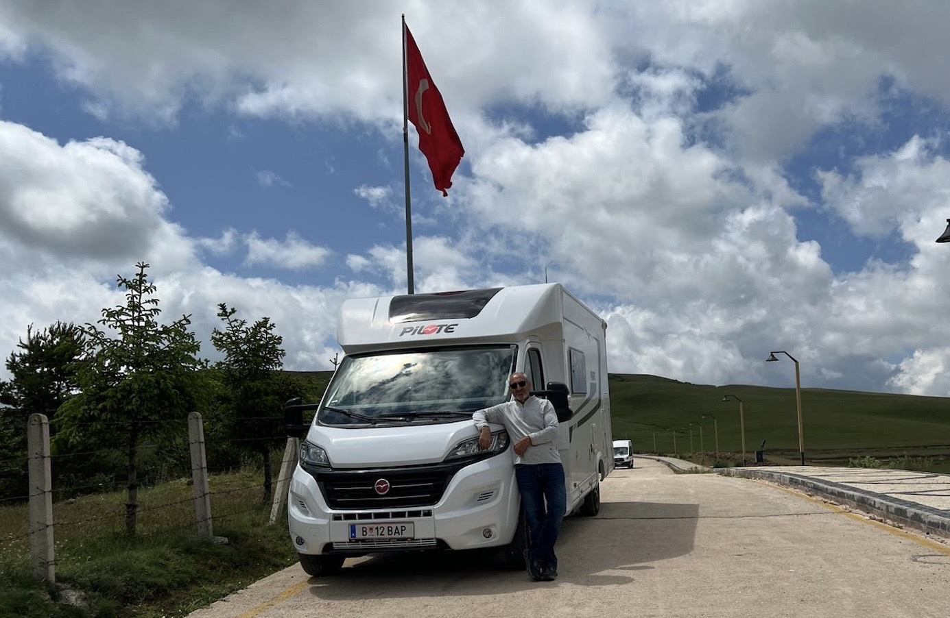 Avusturya’dan Karadeniz’e Yolculuk: Yılmaz Toy, Karavanıyla Perşembe Yaylası’ndan Tura Başladı Avusturya’dan Karadeniz’e Yolculuk: Yılmaz Toy, Karavanıyla Perşembe Yaylası’ndan Tura Başladı