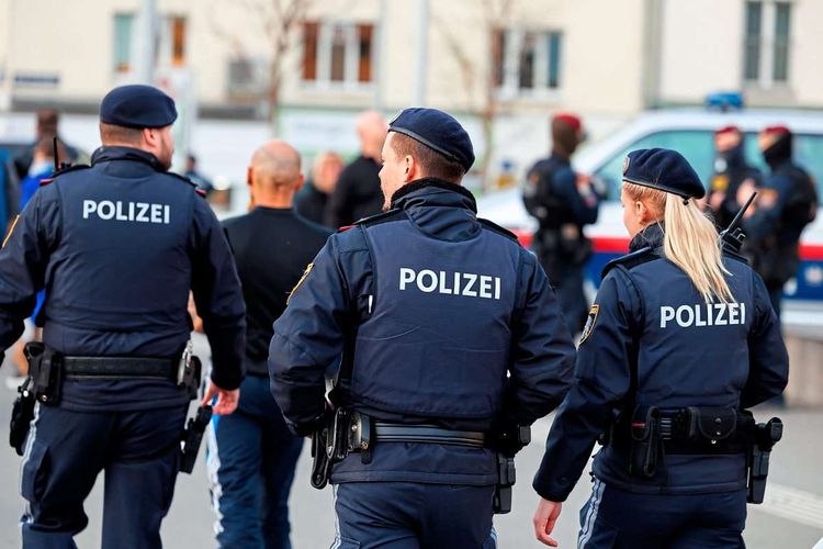 Dornbirn’de Film Gibi Takip: 200 km/s Hızla Polisten Kaçtı, Ehliyetsiz Çıktı! Dornbirn’de Film Gibi Takip: 200 km/s Hızla Polisten Kaçtı, Ehliyetsiz Çıktı!