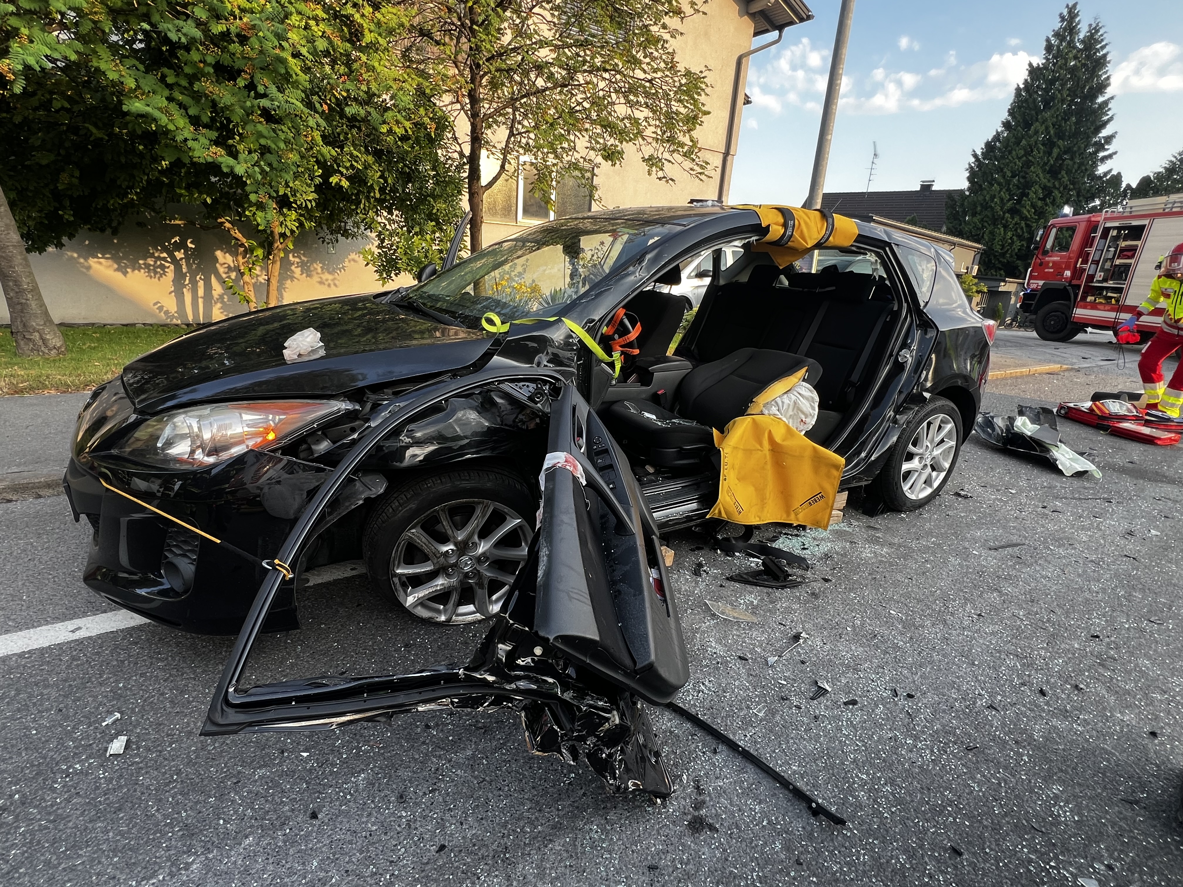 Lustenau’da Sabah Trafik Kazası: Araçta Sıkışan Kişi İtfaiye Tarafından Kurtarıldı Lustenau’da Sabah Trafik Kazası: Araçta Sıkışan Kişi İtfaiye Tarafından Kurtarıldı
